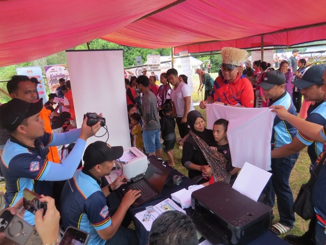 Image from: Program Mekar mudahkan Orang Asli tukar MyKad anak OKU terlantar