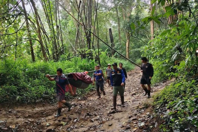 Image from: Warga emas uzur diusung penduduk kampung ke bank