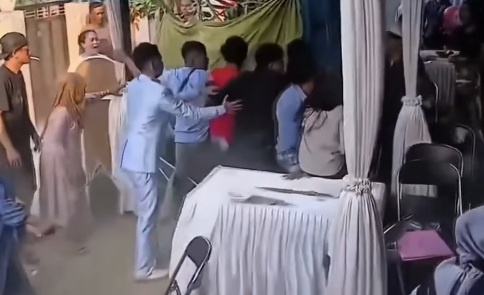 Image from: Kenduri kahwin ‘riuh’ tetamu ambil dua hidangan daging