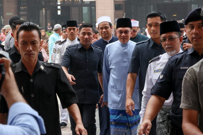 Image from: Anwar solat Jumaat di Masjid Putra sebelum bentang Belanjawan 2027