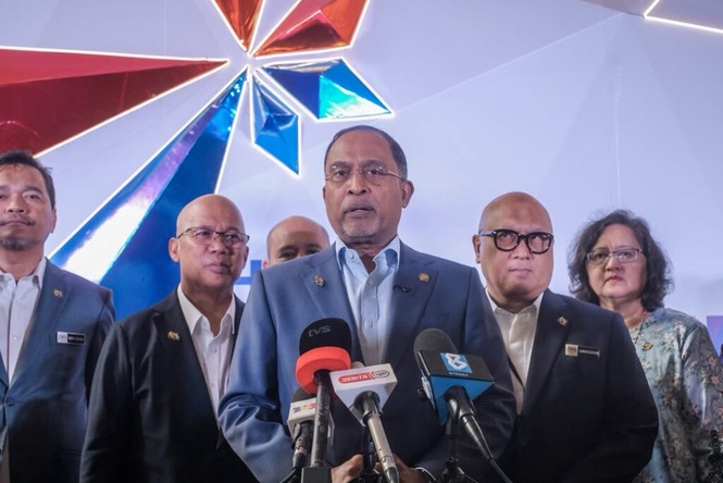 Image from: Gaji graduan bakal diselaraskan – Zambry