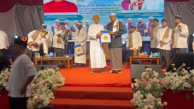 Image from: Lebih 4,000 sertai Oghang Kite Berselawat di Masjid Al Ansar