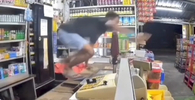 Image from: Pekerja lompat kaunter, kedai disamun lelaki berkapak