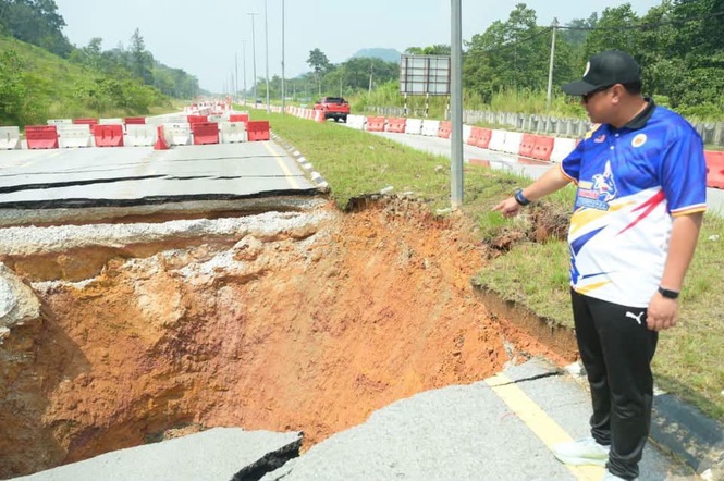Image from: Lubang benam Gua Musang, rekahan berisiko merebak ke jalan sebelah