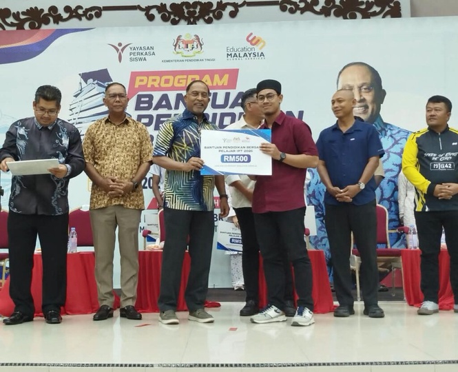 Image from: Harap majikan guna pakai dasar gaji graduan RM2,500 – Zambry