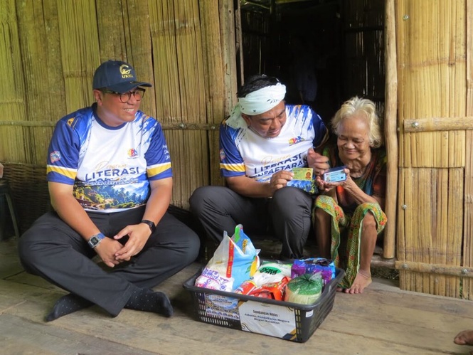 Image from: Gerumi, Alem teruja terima MyKad generasi baharu