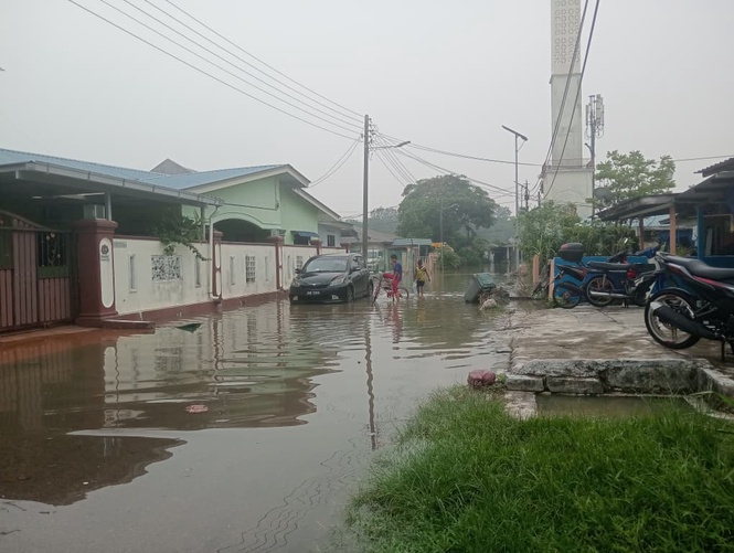Image from: Pintu air pecah: 50 rumah ‘tenggelam’ di Kampung Pasir