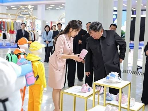 Image from: Didakwa meninggal, Kim Jong-Un muncul santai bersama isteri,anak