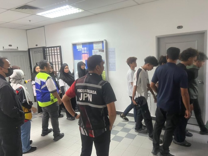 Image from: 43 pekerja kilang didenda hingga RM9,000 padah guna Mykad orang lain