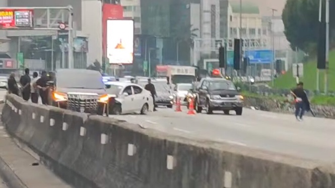 Image from: Nissan Almera terbabas di Lebuh Raya Persekutuan