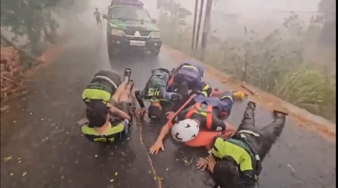 Image from: Hujan lebat di Kalimantan Selatan, anggota sukarelawan sujud syukur