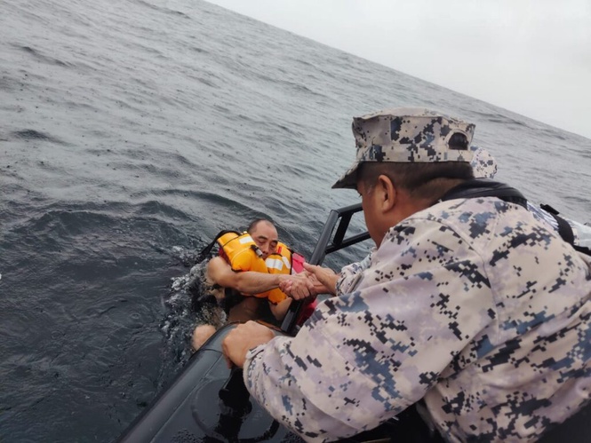 Image from: Semua 19 kru kapak korek pasir tenggelam berjaya diselamatkan