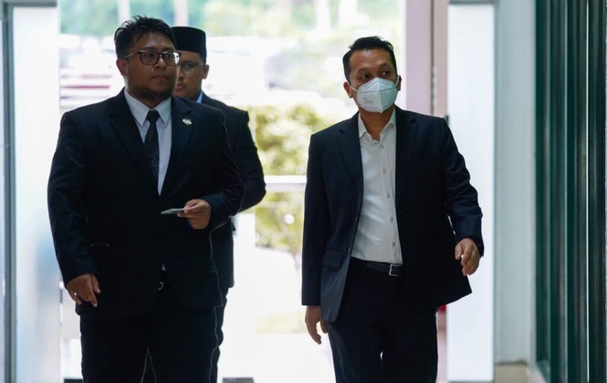 Image from: Nik Nazmi beri keterangan lebih 3 jam kes khalwat