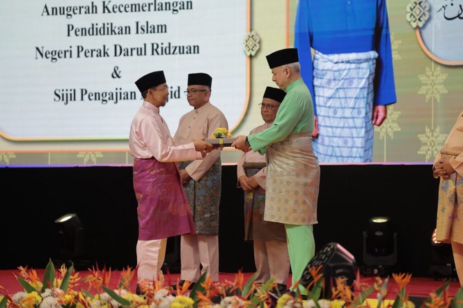 Image from: Sultan Nazrin sampaikan Anugerah Kecemerlangan Pendidikan Islam Perak