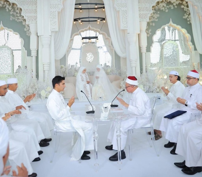 Image from: Dr Zulkifli jawab, kenapa tadah doa terbalik di majlis Syed Saddiq-Bella