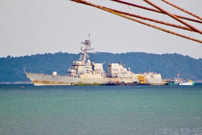 Image from: Kapal pemusnah AS berlabuh di Phuket