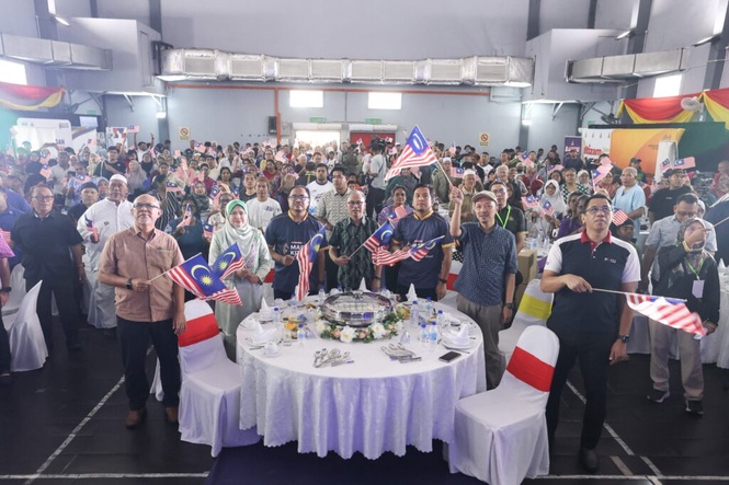 Image from: Beri ruang privasi kepada Tun M – Fahmi