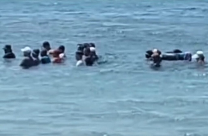 Image from: Penduduk solat berjemaah dalam laut