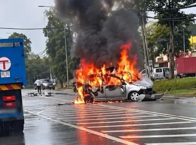 Image from: Dua wanita rentung, Myvi terbakar lepas bertembung lori