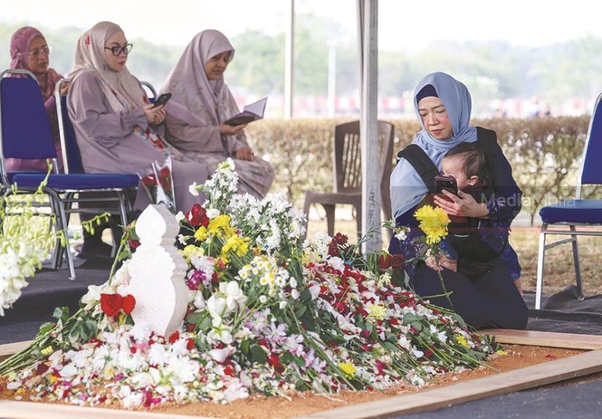 Image from: 13 hari, 21,000 orang ziarah pusara Tun Hasmah