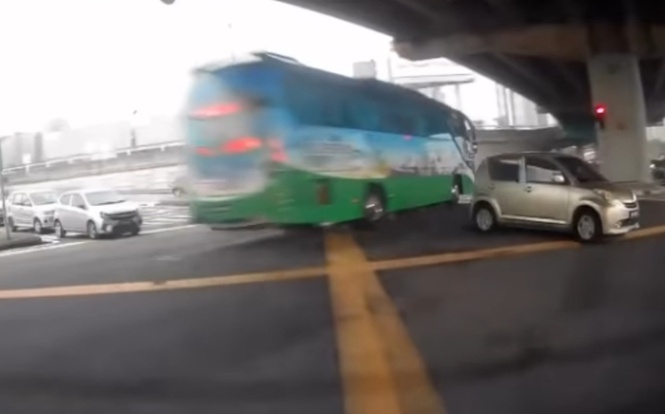 Police arrest bus driver for reckless driving after running red light ...