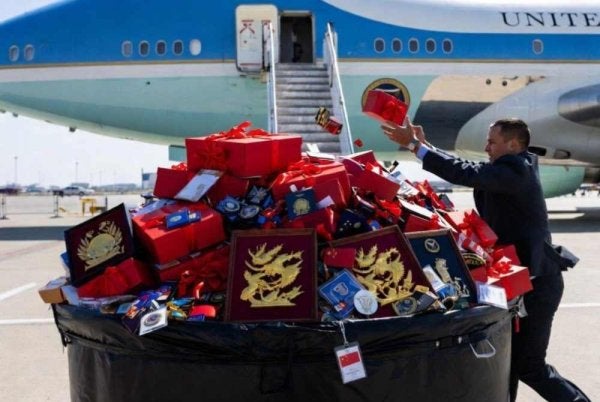 Image from: Delegasi AS Dilapor Buang Semua Hadiah Dari China Sebelum Naik Air Force One