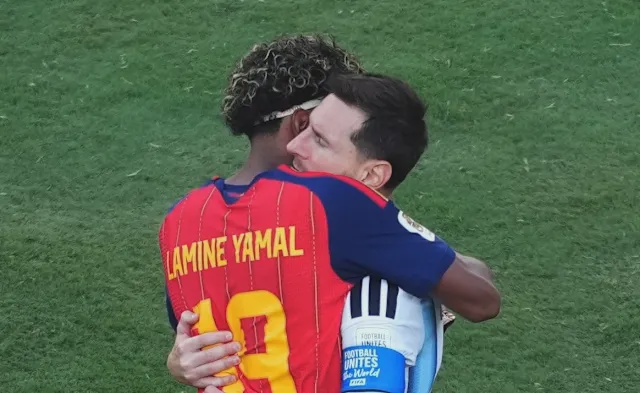 Image from: ‘Daripada Bayi Yang Didukung, Kini Memeluk Messi…’ Momen Yamal Dan Messi Selepas Final Piala Dunia, Simbolik Penyerahan Obor Generasi Bola Sepak
