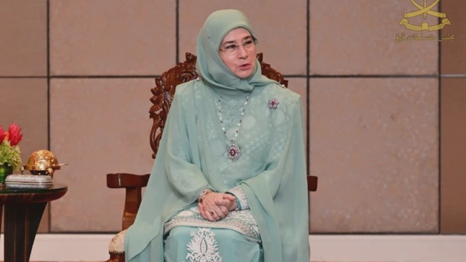 Image from: Tunku Azizah Pelawa Orang Asli Kampung Sungai Cot, Maran Pindah Ke Tanah Milik Baginda