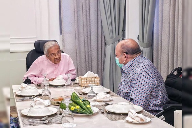Image from: Raja Perlis Ziarah Tun Mahathir Di IJN