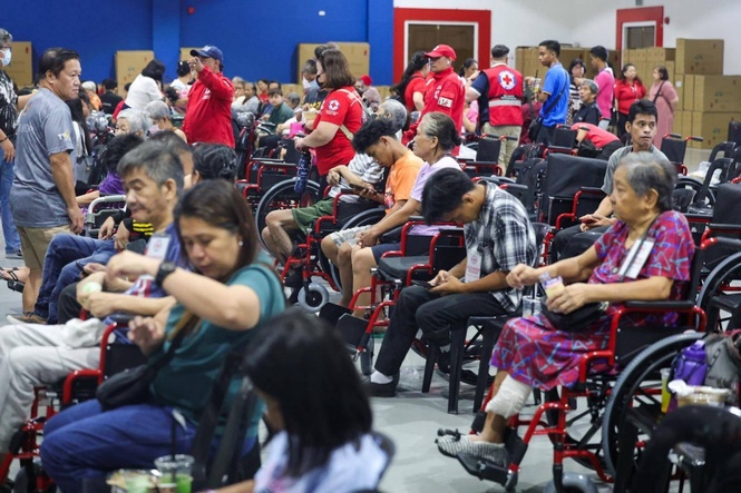 PRC distributes 55 wheelchairs in Mandaluyong