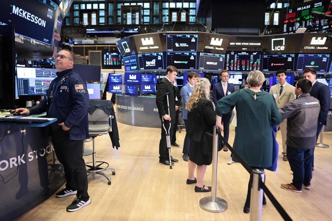 Wall Street hits a record as S&P 500 continues its 2-week rally on hopes for an end to the Iran war