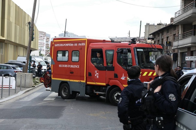 Bomb experts try to defuse WWII bomb near Paris