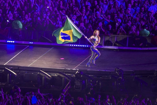 Shakira gives huge free concert on Copacabana Beach