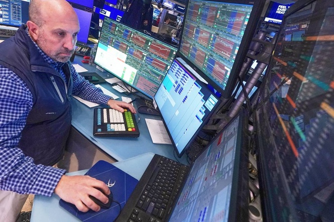 US stocks climb toward records as oil prices fall and earnings beat forecasts