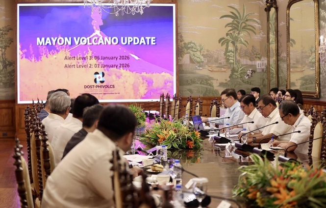Marcos leads situation briefing on Mayon