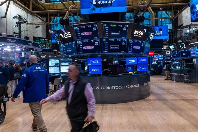 US stocks fall from their records as oil prices yo-yo