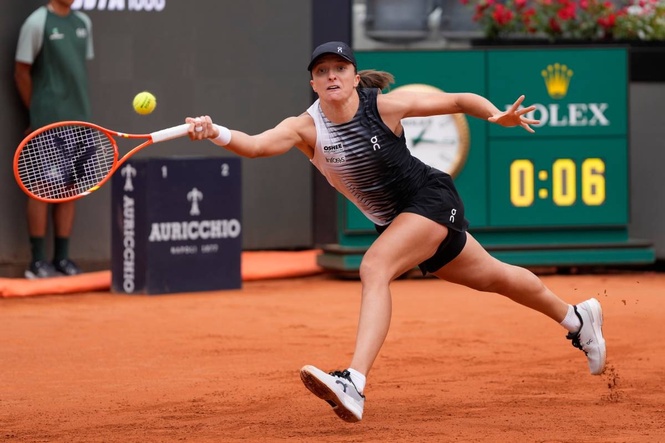 Revived Swiatek cruises past Pegula and into Italian Open semis