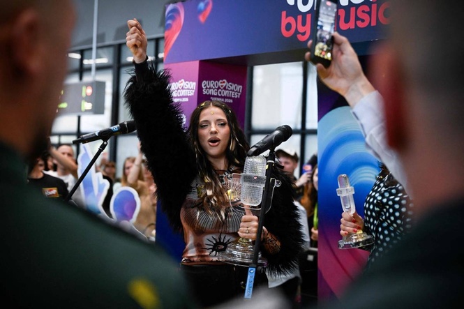 Bulgaria gives its Eurovision winner Dara a grand welcome upon her return home