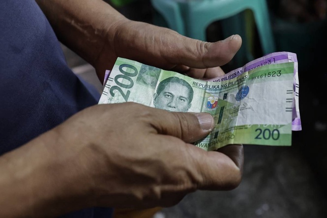 Peso gains a centavo, PSEi slips 0.06%
