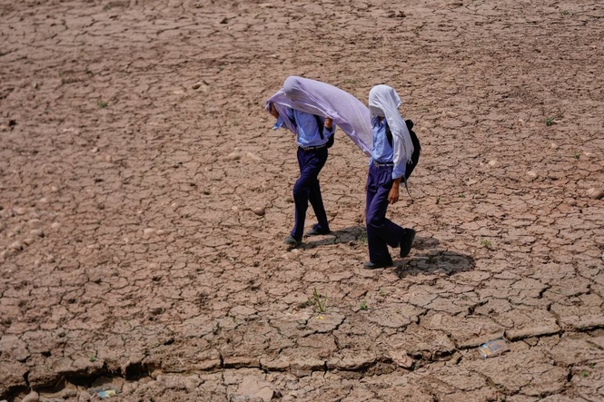 Heat wave empties roads and markets in north India as some farmers turn to night time work