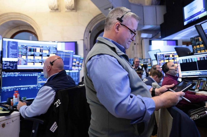 Wall Street keeps rising, even as US households keep getting more discouraged