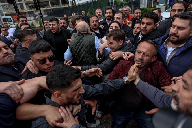 Turkey riot police use tear gas to take opposition party HQ