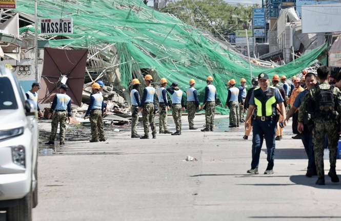 Malaysia confirms 2 citizens in area of building collapse, says one safe