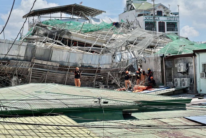 'Signs of life' detected under rubble of collapsed building as search for survivors continues