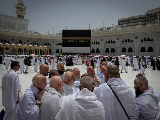 Muslims begin the annual Hajj in sweltering heat against a backdrop of war concerns