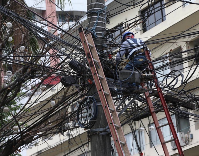Cable thief caught in the act through live MMDA Cameras