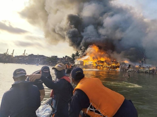 PCG responds to massive fire in Tondo