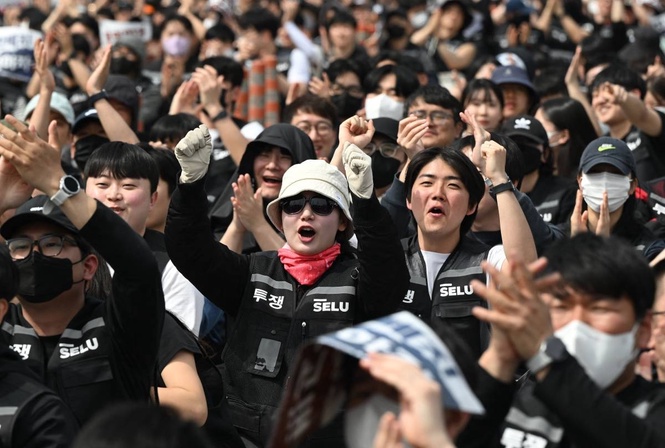 Samsung consumer electronics union asks court to block vote on pay deal