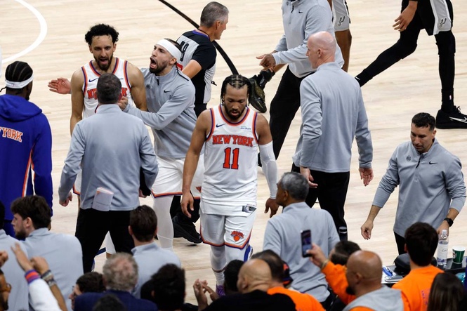 Brunson scores 30 and Knicks finish on 11-0 run, steal Game 1 from Spurs with 105-95 win