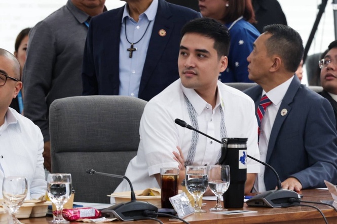 Vico Sotto presents evidence of alleged corruption in Pasig village